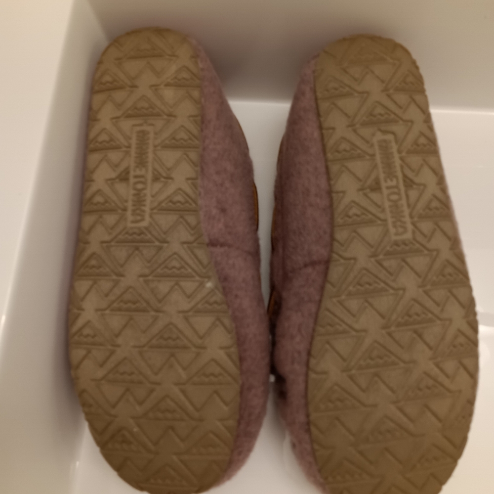 Minnetonka Slippers Size 5 - Picture 2 of 3